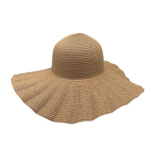 Chapeau capeline avec large bord ondulé à décoration de strass