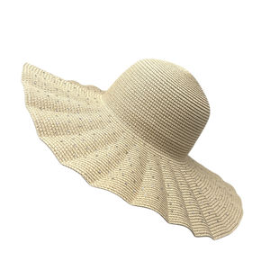 Chapeau capeline avec large bord ondulé à décoration de strass