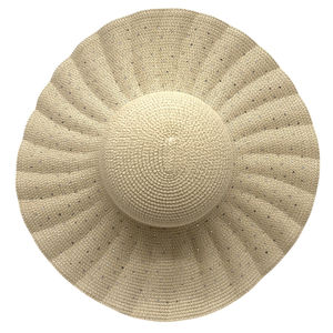Chapeau capeline avec large bord ondulé à décoration de strass