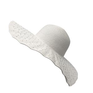 Chapeau capeline avec large bord ondulé à décoration de strass