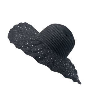 Chapeau capeline avec large bord ondulé à décoration de strass