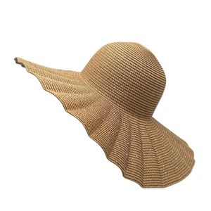 Chapeau capeline avec large bord ondulé à décoration de strass