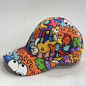 Casquette pour enfant parée d’un motif graffiti multicolore