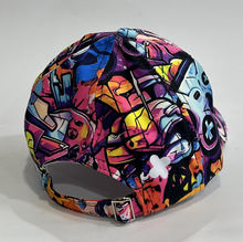 Casquette pour enfant parée d’un motif graffiti multicolore