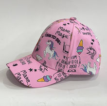 Casquette pour enfant parée d’un motif graffiti multicolore
