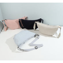 Sac en velours côtelé porté en bandoulière à fermeture zippée