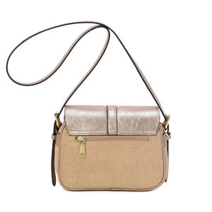 Sac bandoulière bimatière à effet côtelé et un rabat aspect métallisé