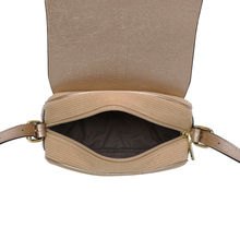 Sac bandoulière bimatière à effet côtelé et un rabat aspect métallisé