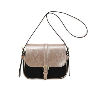 Sac bandoulière bimatière à effet côtelé et un rabat aspect métallisé