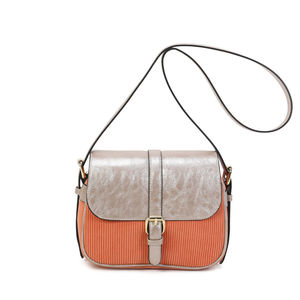 Sac bandoulière bimatière à effet côtelé et un rabat aspect métallisé