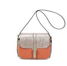 Sac bandoulière bimatière à effet côtelé et un rabat aspect métallisé