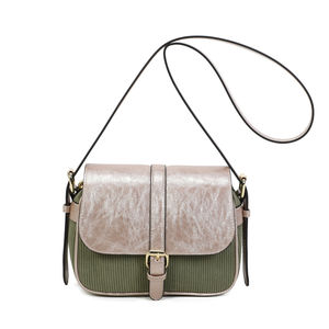 Sac bandoulière bimatière à effet côtelé et un rabat aspect métallisé