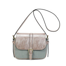 Sac bandoulière bimatière à effet côtelé et un rabat aspect métallisé