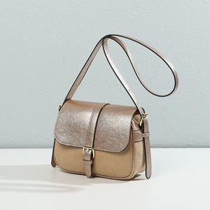 Sac bandoulière bimatière à effet côtelé et un rabat aspect métallisé