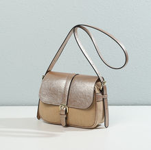 Sac bandoulière bimatière à effet côtelé et un rabat aspect métallisé