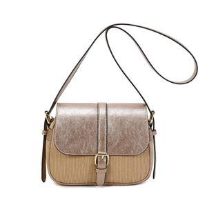 Sac bandoulière bimatière à effet côtelé et un rabat aspect métallisé