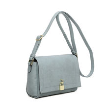 Sac en bandoulière zippé à rabat rehaussé d’un cadenas doré