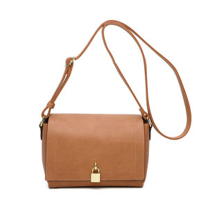 Sac en bandoulière zippé à rabat rehaussé d’un cadenas doré