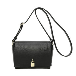 Sac en bandoulière zippé à rabat rehaussé d’un cadenas doré