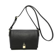 Sac en bandoulière zippé à rabat rehaussé d’un cadenas doré