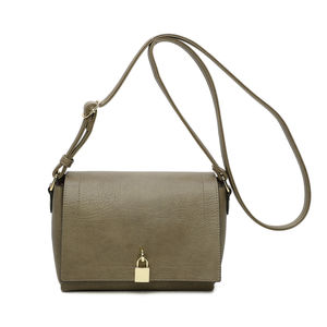 Sac en bandoulière zippé à rabat rehaussé d’un cadenas doré