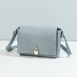 Sac en bandoulière zippé à rabat rehaussé d’un cadenas doré