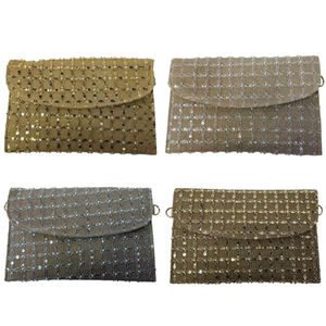 Pochette en toile de jute ornée de petites paillettes et des perles