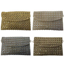 Pochette en toile de jute ornée de petites paillettes et des perles