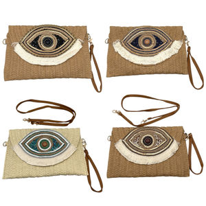 Pochette tressée en papier avec un large œil perlé en décoration