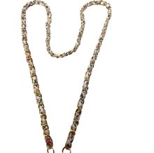 Chaîne bijou pour téléphone à maillons dorés entrelacé en tissu fleuri