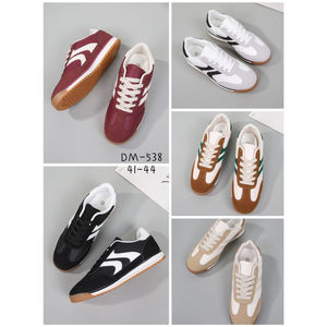 Baskets basses à lacets avec bandes côtés contrastées en grande taille 41-44