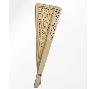 Éventail en bois sublimé par des motifs ajourés et découpés