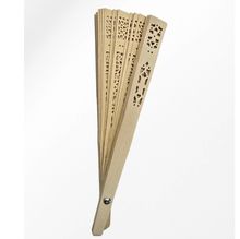 Éventail en bois sublimé par des motifs ajourés et découpés