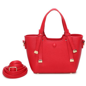 Sac à main structuré en simili cuir avec des accents dorés