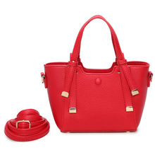 Sac à main structuré en simili cuir avec des accents dorés