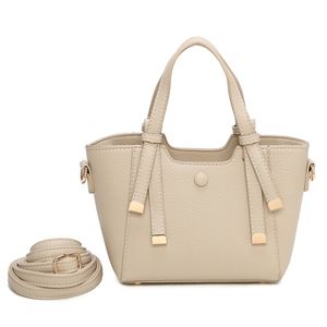 Sac à main structuré en simili cuir avec des accents dorés