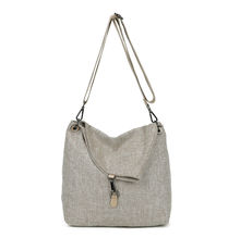 Sac bandoulière réalisé en toile avec rabat asymétrique