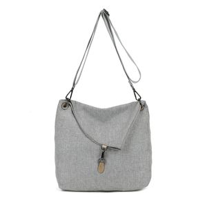 Sac bandoulière réalisé en toile avec rabat asymétrique