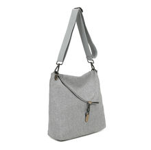 Sac bandoulière réalisé en toile avec rabat asymétrique