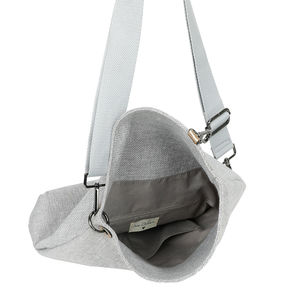 Sac bandoulière réalisé en toile avec rabat asymétrique