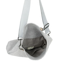 Sac bandoulière réalisé en toile avec rabat asymétrique