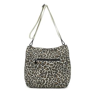 Sac bandoulière réalisé en toile avec rabat asymétrique