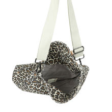 Sac bandoulière réalisé en toile avec rabat asymétrique