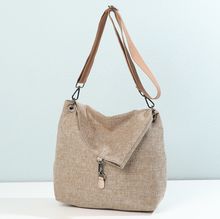 Sac bandoulière réalisé en toile avec rabat asymétrique