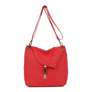 Sac bandoulière réalisé en toile avec rabat asymétrique