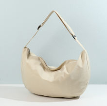 Sac porté en bandoulière tout en toile souple et et léger