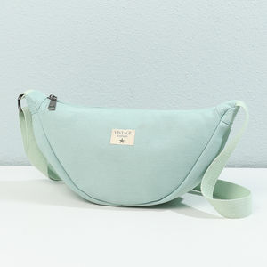 Sac bandoulière réalisé en toile et fermeture à glissière