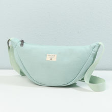 Sac bandoulière réalisé en toile et fermeture à glissière