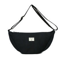 Sac bandoulière réalisé en toile et fermeture à glissière