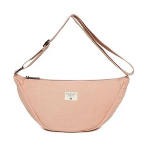 Sac bandoulière réalisé en toile et fermeture à glissière